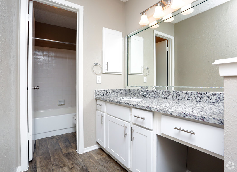 huntington-cove-townhomes-farmers-branch-tx-2br2bastudy-premium-unit-4